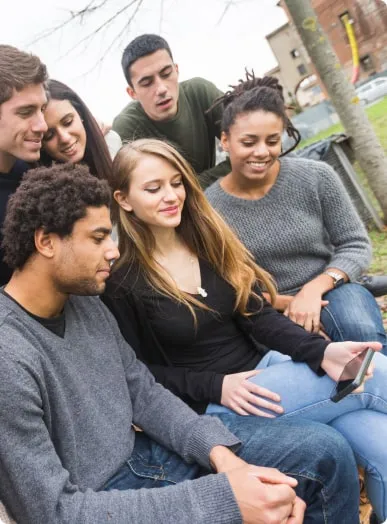 Najlepsi przyjaciele rozmawiający na losowym czacie wideo