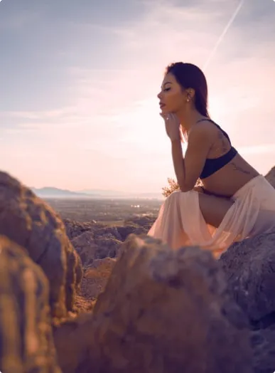 Piękna dziewczyna pozuje w zachodzie słońca