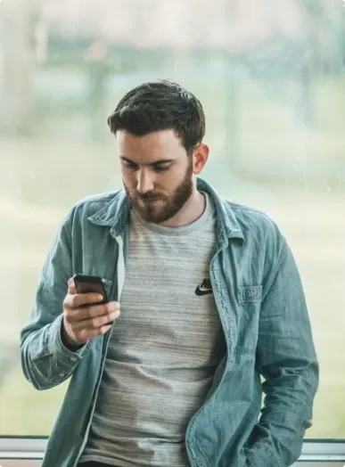 przypadkowy użytkownik czatuje z nieznajomym